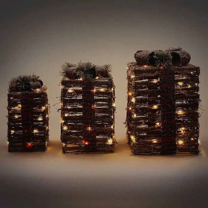 ECD Germany LED-Weihnachtsdekofigur LED Dekolicht Geschenkboxen Weihnacht Dekoobjekt - 25,5 x 25,5 x 42 cm, Braun, Rot, Grün, Akkubetrieben, LED - Set aus drei rustikalen, beleuchteten Weihnachtsgeschenkboxen aus Naturzweigen mit gefrosteten Kiefern und roten Karobändern.