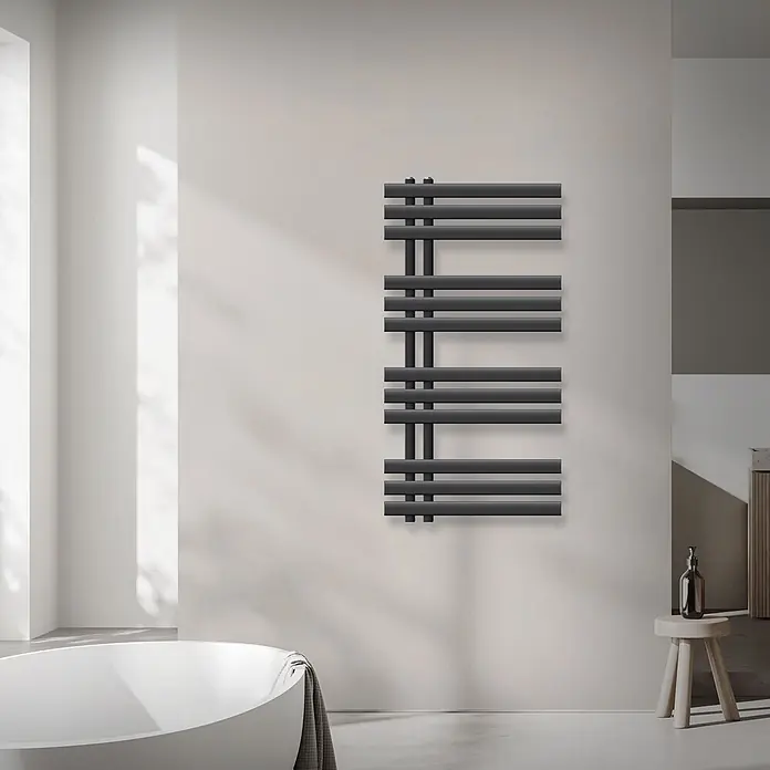 LuxeBath Elektro-Badheizkörper Handtuchheizkörper Elektrisch mit Heizstab 500x1000mm Anthrazit 300W -  - Dunkelgrauer Handtuchheizkörper an heller Wand in modernem Badezimmer.