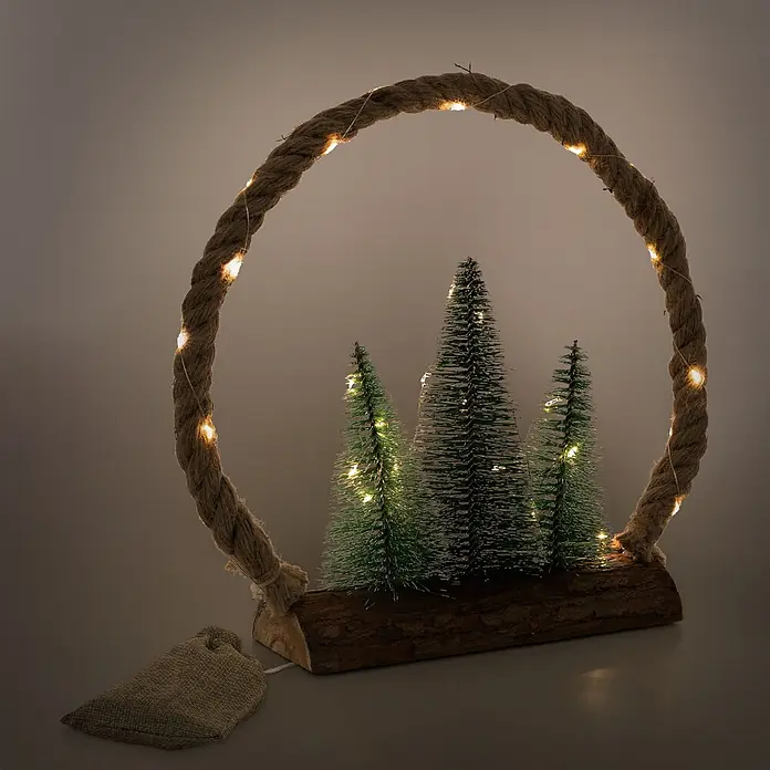 ECD Germany LED-Weihnachtsdekofigur Dekobaum beleuchtete Winterlandschaft Tannenbaum Deko Holzbaum - Braun, Grün, Akkubetrieben, LED - Eine festliche LED-Dekoration mit drei beleuchteten künstlichen Weihnachtsbäumen auf einem Holzsockel, umrahmt von einer beleuchteten Seilschleife. Ein kleiner Jutesack liegt daneben.