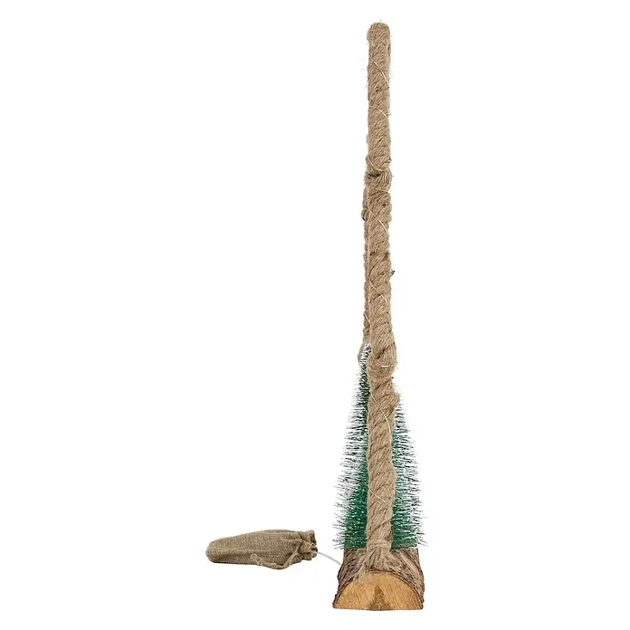ECD Germany LED-Weihnachtsdekofigur Dekobaum beleuchtete Winterlandschaft Tannenbaum Deko Holzbaum - Braun, Grün, Akkubetrieben, LED - Ein rustikaler Mini-Weihnachtsbaum mit jutewickeltem Stamm, Lichterkette, grünen, bereiften Borsten und Holzsockel. Ein Jutebeutel liegt daneben.
