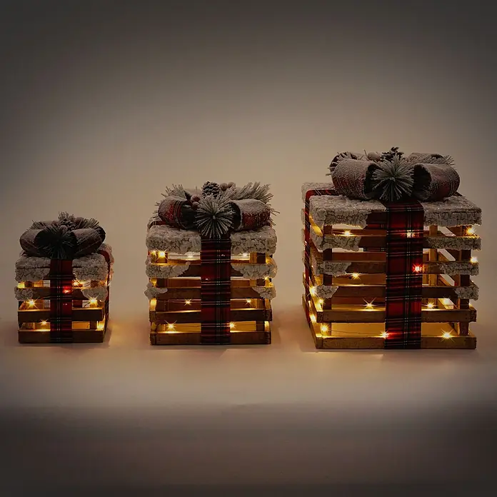 ECD Germany LED-Weihnachtsdekofigur LED Dekolicht Geschenkboxen Weihnacht Dekoobjekt - 26 x 26 x 28 cm, Braun, Rot, Grün, Akkubetrieben, LED - Drei beleuchtete Geschenkschachteln aus Holz mit Karoschleifen und Schnee, Weihnachtsdeko.