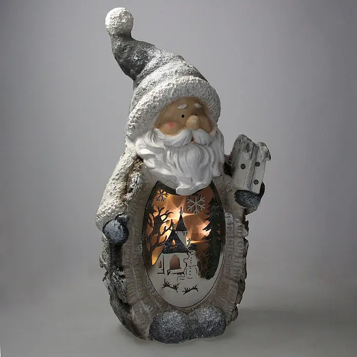 ECD Germany LED-Weihnachtsdekofigur 3D Deko Aufsteller Ornament Weihnacht Dekofigur - Weiß, Grau, Akkubetrieben, LED - Strukturierte grau-weiße Weihnachtsmannfigur mit Geschenk und beleuchteter Winterszenen-Laterne mit Kirche, Schneemann und Bäumen.