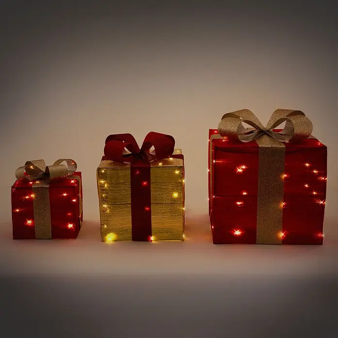 ECD Germany LED-Weihnachtsdekofigur LED Dekolicht Geschenkboxen Weihnacht Dekoobjekt - Rot, Gold, Akkubetrieben, LED - Drei beleuchtete Geschenkschachteln: zwei rot mit goldenen Schleifen, eine gold mit roter Schleife. Sie glitzern mit integrierten Lichtern.