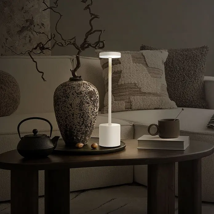 ML-Design LED-Tischleuchte rund Nachttischlampe Weiß 3 Lichtfarben Tragbare Metall Led Lampe - Weiß, Weiß - Weiße tragbare Tischleuchte mit leuchtender Oberseite, die auf einem dunklen Holztisch in einem gemütlichen Raum Ambientebeleuchtung spendet.