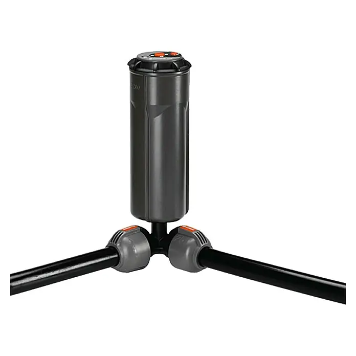 Gardena Sprinklersystem Codo angular - Diámetro: 25 mm, Dimensión conexión: ½″ - Aspersor de jardín: Un aspersor de césped gris, de pie, con base negra y detalles naranjas para el riego del jardín.