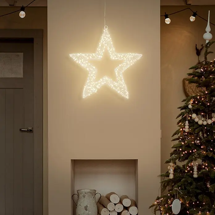ECD Germany LED-Weihnachtsdekoleuchte Weihnachtsdeko Drahtstern Weihnachtsstern Dekostern für Weihnachten - 8 x 38 x 38 cm, Weiß, Netzbetrieben, LED - Eine große, leuchtend weiße Sternendekoration, beleuchtet mit warmweißen LEDs, hängt an einer hellbraunen Wand und schafft festliche Stimmung.