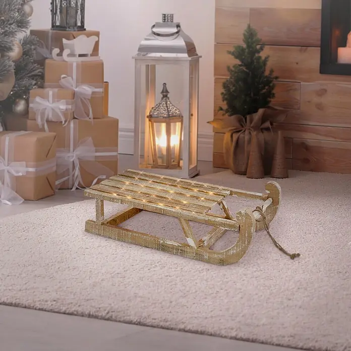 ECD Germany LED-Weihnachtsdekofigur Dekoschlitten Retro Rodel Holzschlitten Winterdeko - Braun, Akkubetrieben, LED - Ein rustikaler Holzschlitten mit warmweißen Lichterketten als festliche Weihnachtsdekoration auf einem weichen Teppich.