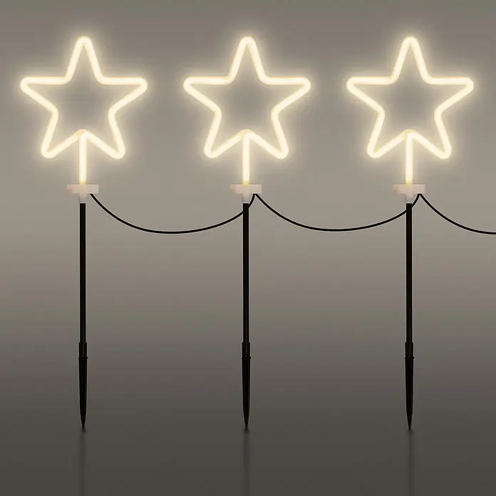 ECD Germany LED-Weihnachtsdekofigur 3er Set Gartenstecker Stern Deko Beleuchtung für Außen Stableuchten - 500 x 1,8 x 58 cm, Weiß, Netzbetrieben, LED - Drei warmweiße sternförmige LED-Gartenleuchten auf schwarzen Spießen, mit einem Kabel verbunden.