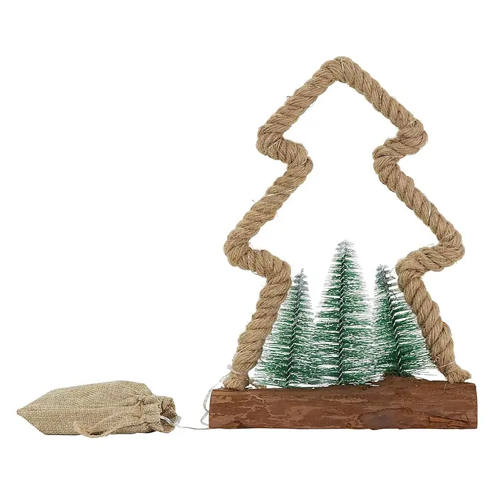 ECD Germany LED-Weihnachtsdekofigur Dekobaum beleuchtete Winterlandschaft Tannenbaum Deko Holzbaum - Braun, Grün, Akkubetrieben, LED - Weihnachtsdekoration mit Juteseil-Baumsilhouette, kleinen grünen Bäumen auf Holzsockel und kleinem Jutesäckchen.