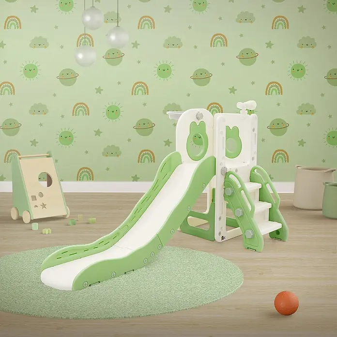 ECD Germany Rutsche Spielgerüst für Kinder ab 3 Jahren, Weiß-Grün, Indoor&Outdoor Rutsche - B x L: 91 x 162 cm, Kunststoff, Weiß, Grün - Grün-weiße Kinderrutsche und ein hölzerner Lauflernwagen in einem verspielten Kinderzimmer.