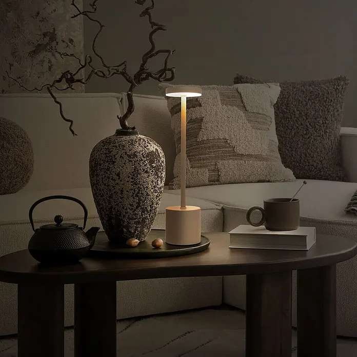 ML-Design LED-Tischleuchte rund Nachttischlampe Creme 3 Lichtfarben Tragbare Metall Led Lampe - Creme, Creme - Eine schlanke, tragbare Tischleuchte mit hellem Sockel beleuchtet ein gedämpftes Wohnzimmer auf einem Couchtisch.