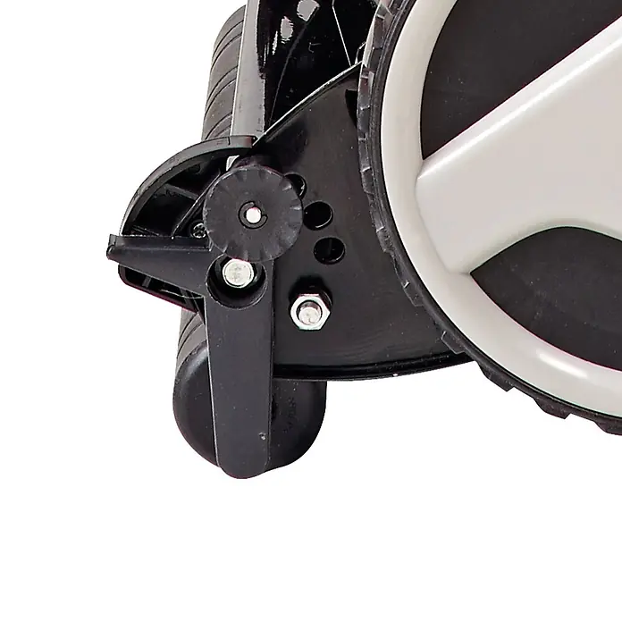 Einhell Cortacésped helicoidal GE-HM 38 S - Ancho de corte: 38 cm - Primer plano de un mecanismo de ajuste de altura de plástico negro con pomo dentado, rodillo y una rueda grande blanca y negra.