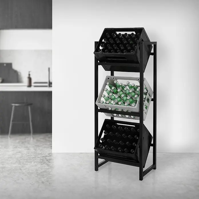 ML-Design Getränkekistenregal Kastenständer für 3 Kisten stabiles Standregal freistehend Stahl - Traglast pro Boden: 150 kg, Anzahl Böden: 3 Stk., Stecken, Anthrazit - Schwarzes Metallregal mit drei Flaschenkisten (zwei schwarze, eine graue) in einer Küche.