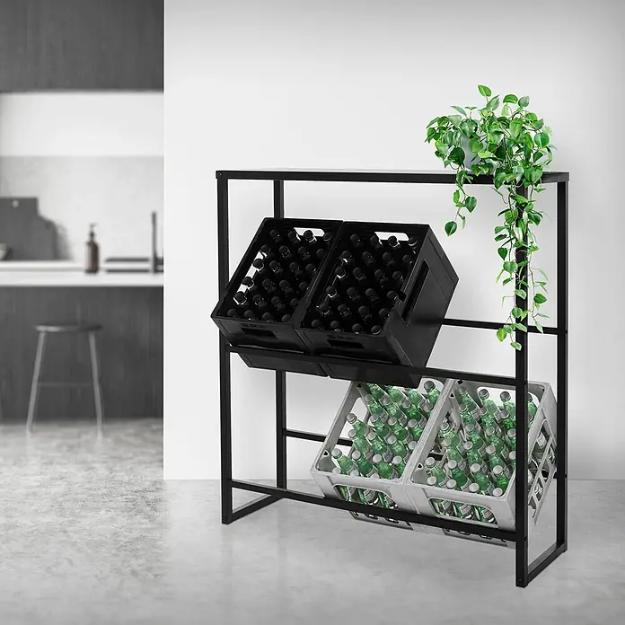 ML-Design Getränkekistenregal Kastenständer für 6 Kisten stabiles Standregal freistehend Stahl - Traglast pro Boden: 150 kg, Anzahl Böden: 8 Stk., Stecken, Anthrazit - Schwarzes Metall-Flaschenkastenregal mit vier Kästen zur organisierten Flaschenlagerung, zwei schwarz mit dunklen Flaschen, zwei grau mit grünen, in moderner Küche. Eine Pflanze oben.