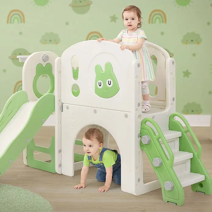 ECD Germany Rutsche - B x L: 134,5 x 162 cm, Kunststoff, Weiß, Grün - Kinder spielen auf einer weiß-grünen Indoor-Rutsche aus Kunststoff. Ein Kind steht oben, ein anderes krabbelt darunter.