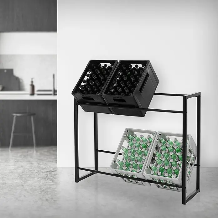 ML-Design Getränkekistenregal Kastenständer für 6 Kisten stabiles Standregal freistehend Stahl - Traglast pro Boden: 150 kg, Anzahl Böden: 8 Stk., Stecken, Anthrazit - Schwarzes Flaschenregal aus Metall mit vier gekippten Kisten, zwei schwarzen und zwei grauen, in moderner Küche.
