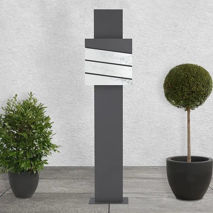 ML-Design Standbriefkasten Briefkasten Postkasten mit Zeitungsfach, inkl. Standfuß - L x B x H: 37 x 26 x 170 cm, Anthrazit, Weiß, Edelstahl, Zeitungsfach - Moderner, dunkelgrauer Standbriefkasten mit Marmor-Front und schwarzen Akzenten, im Außenbereich zwischen zwei Topfpflanzen.
