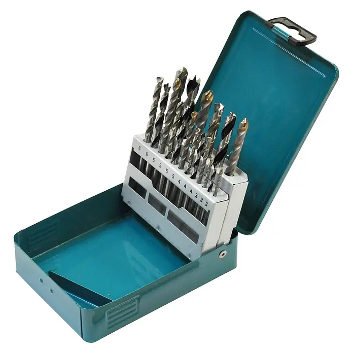 Makita Bohrer-Set D-46202 - 18 -tlg. - Offener blauer Metallkasten mit einem Satz Bohrer unterschiedlicher Größen in einem weißen Halter.