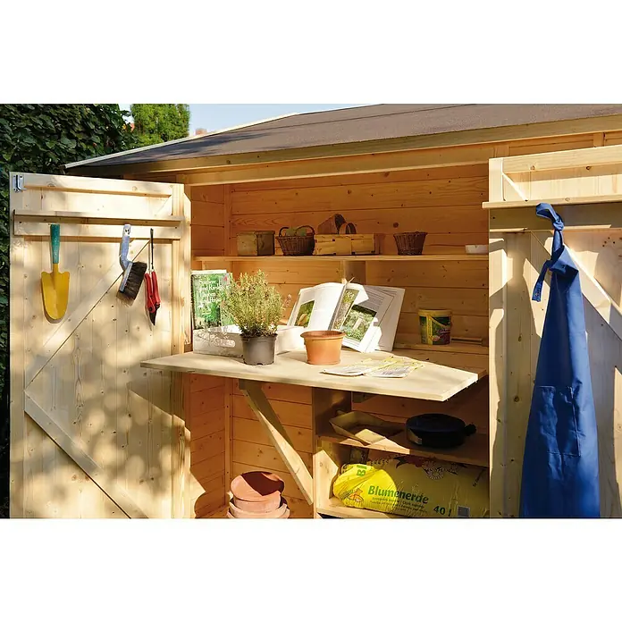 Kiehnholz Gartenhaus Oslo - Außenmaß inkl. Dachüberstand (B x T): 362 x 263 cm, Holz, Natur - Innenansicht eines Holzgartenschuppens mit Regalen, Klapptisch und Gartengeräten, der eine ordentliche und funktionale Aufbewahrungslösung bietet.