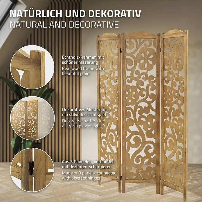 ML-Design Sichtschutzelement Raumtrenner 3-teilig Yokohama Natur freistehend Trennwand - Holz, Braun - Ein hellbrauner, dreiteiliger Holz-Raumteiler mit verziertem Ausschnittmuster, in einem Innenraum stehend.