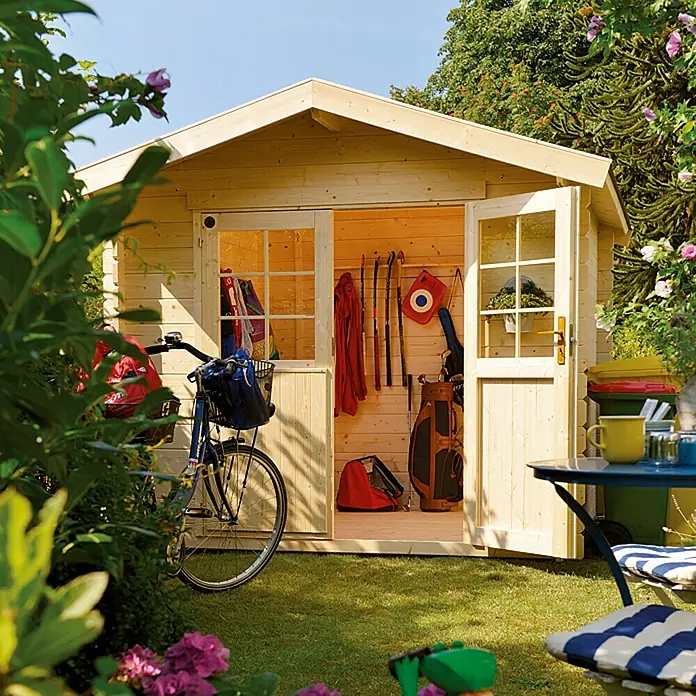Kiehnholz Gartenhaus Vaasa - Außenmaß inkl. Dachüberstand (B x T): 280 x 300 cm, Holz, Natur - Ein helles Gartenhaus aus Holz mit geöffneten Doppeltüren, das mit Sportgeräten gefüllt ist, steht in einem grünen Garten.