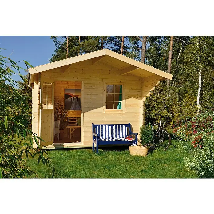Kiehnholz Gartenhaus Stockholm 3 - Außenmaß inkl. Dachüberstand (B x T): 340 x 393 cm, Holz, Natur - Ein helles Holzgartenhaus mit geöffneter Tür, Fenster und einer blauen Bank davor, umgeben von Grün. Perfekt für Entspannung im Garten.