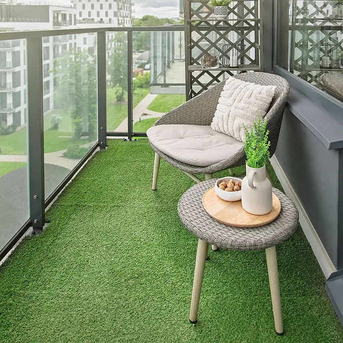 ML-Design Kunstrasen Bodenbelag 1m²/11 Stück Grasfliese Grasmatte Rasenteppich Outdoor - Grün - Grauer geflochtener Balkonstuhl mit Kissen und Beistelltisch, für Entspannung im Freien.