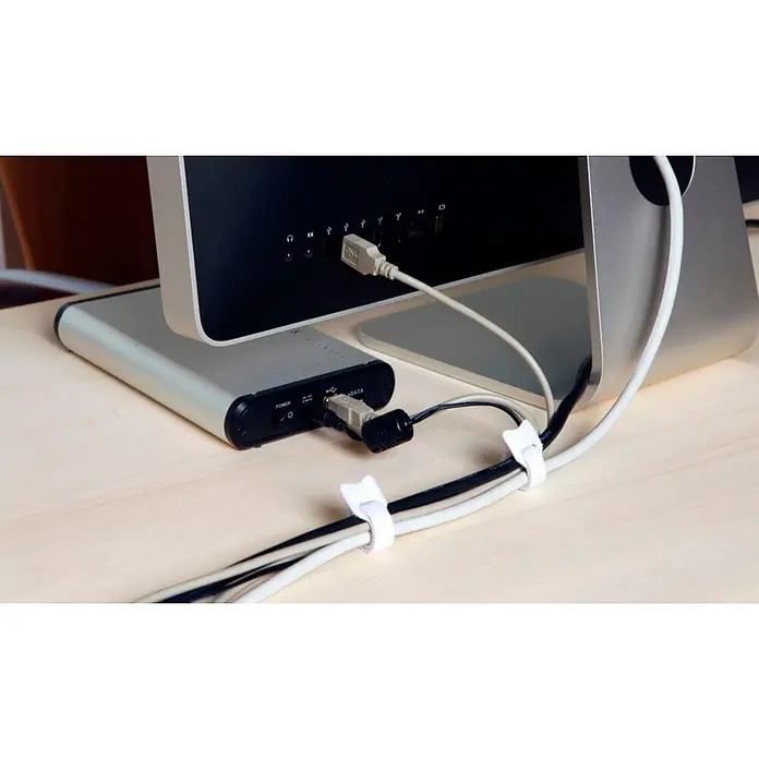 Voltomat Klett-Kabelbinder - B x L: 12 x 22 mm, Weiß - Weißer Kabelbinder bündelt schwarze und weiße Kabel neben einem Computer und externen Festplatte auf einem Holztisch.