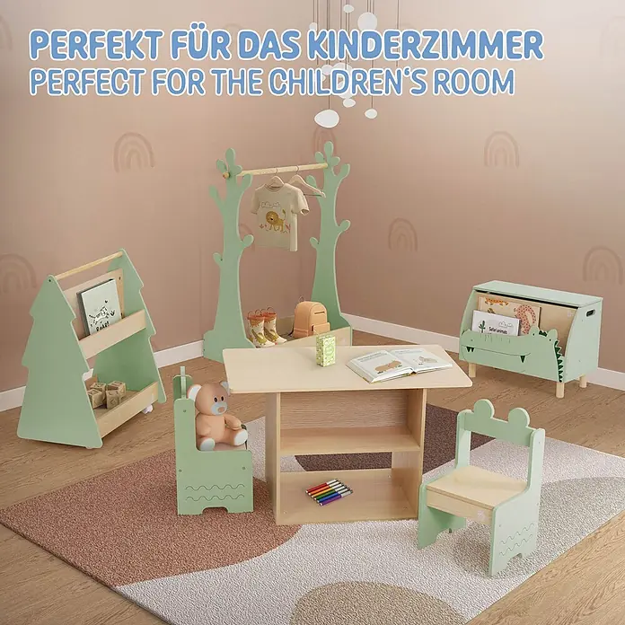 ECD Germany Holzregal Tanne Bücherregal mit 3 Ablagen & 4 Rollen MDF / Kiefer -  - Ein heller Holztisch, hellgrüne Stühle, Baum-Kleiderständer und Buch-/Spielzeugregale in einem Kinderzimmer.