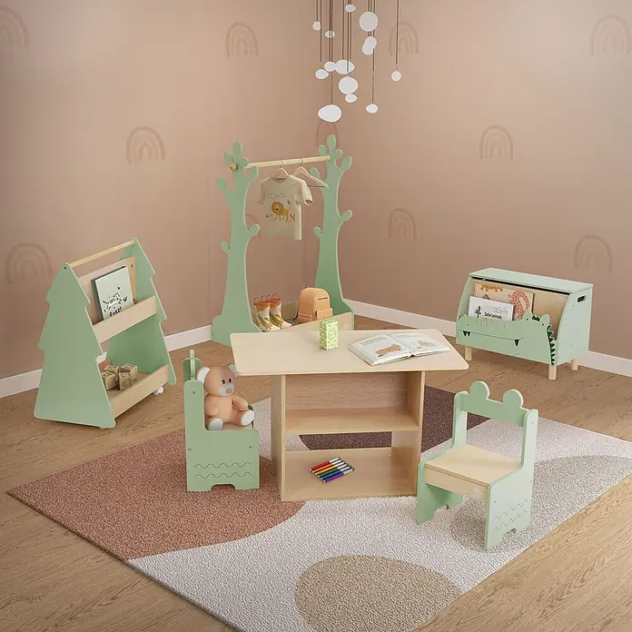 ECD Germany Holzregal Tanne Bücherregal mit 3 Ablagen & 4 Rollen MDF / Kiefer -  - Kinderspielbereich mit hellgrünen und naturholzfarbenen Möbeln: einem Tisch, Stühlen, Bücherregalen und einer Kleiderstange, auf einem bunten Teppich.