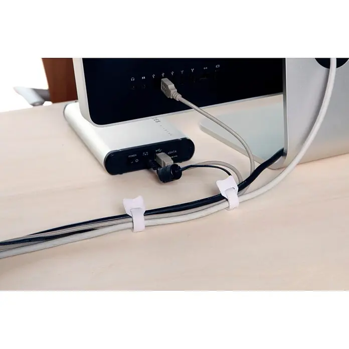 Voltomat Klett-Kabelbinder - B x L: 12 x 22 mm, Weiß - Weiße Klett-Kabelbinder ordnen mehrere schwarze und graue Kabel auf einem Holztisch neben Computerausrüstung.