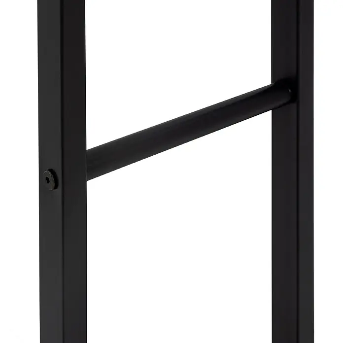 Kaminholzregal 60x150x25 cm rechteckig Schwarz aus Metall Innen/Außen -  - Detail eines schwarzen Metallrahmens mit zwei vertikalen Pfosten, verbunden durch eine horizontale Stange, gesichert mit einer Sechskantschraube.