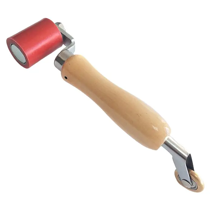 Rodillo Doble para EPDM - Marrón/Plata - Herramienta manual de doble punta con mango de madera, un rodillo de goma rojo y una pequeña rueda de plástico beige para costuras.