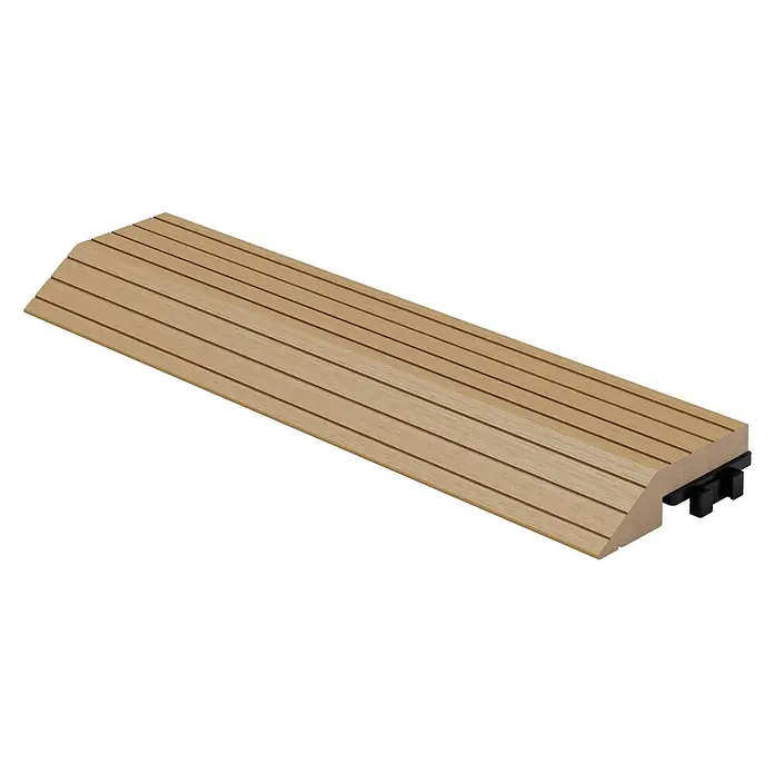 ML-Design Terrassenfliese Randabschlussleiste gerade Teak 30x2x7,5 cm Holzoptik Umrandung - Teak - Helles Holzoptik-Rampenprofil mit Oberflächenrillen und schwarzem Verbinder am Ende.