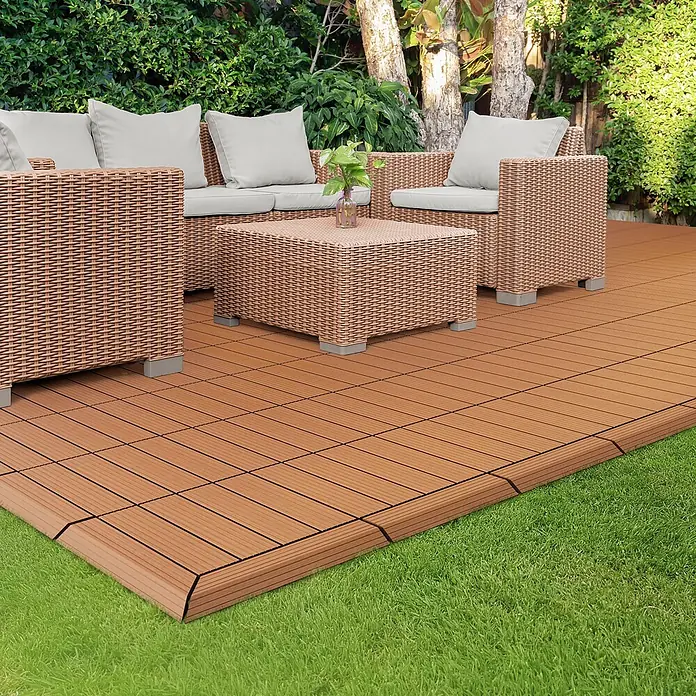 ML-Design Terrassenfliese Randabschlussleiste gerade Hellbraun 30x2x7,5 cm Holzoptik Umrandung - Hellbraun - Outdoor-Sofa und Couchtisch-Set aus Korbgeflecht mit hellen Kissen auf einem modularen Holzdeck.
