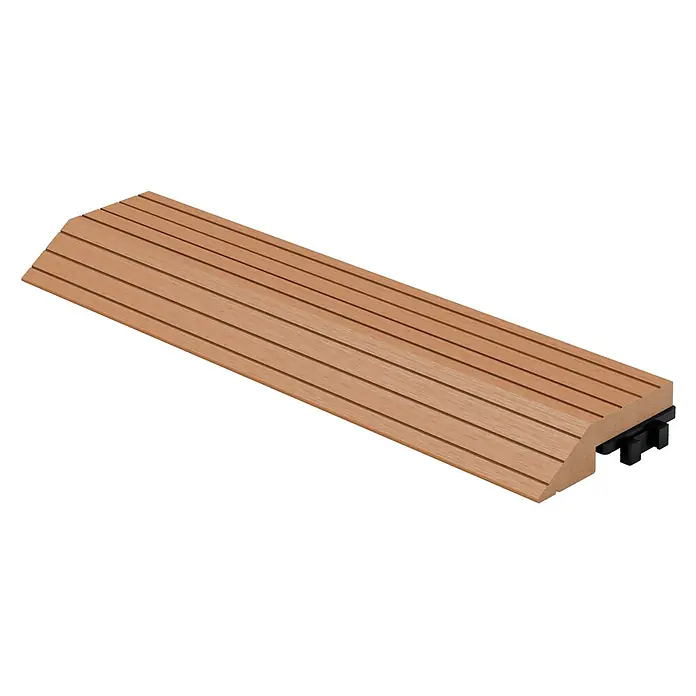 ML-Design Terrassenfliese Randabschlussleiste gerade Hellbraun 30x2x7,5 cm Holzoptik Umrandung - Hellbraun - Hellbraunes, geriffeltes Terrassendielenprofil mit schräger Kante und schwarzem Befestigungsclip.