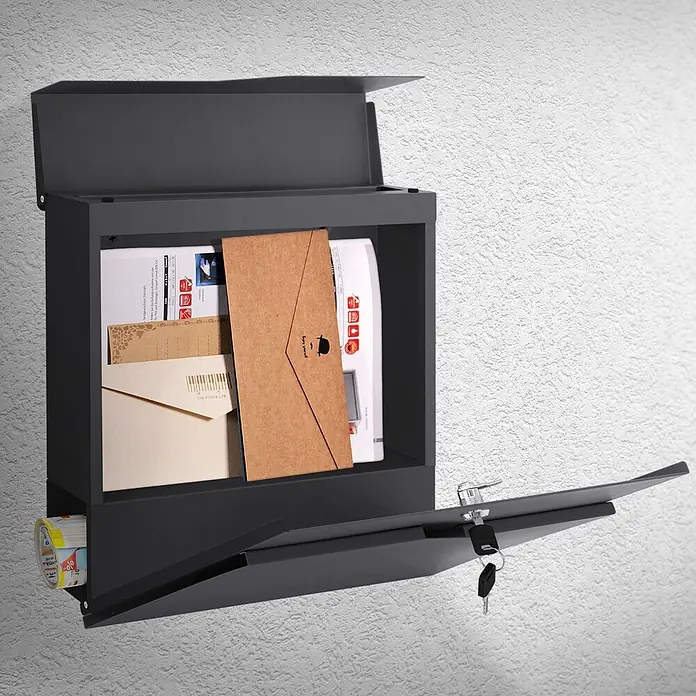 ML-Design Wandbriefkasten Mailbox mit Zeitungsrolle für Wandmontage - L x B x H: 37 x 11 x 37 cm, Anthrazit, Metall, Zeitungsfach - Dunkelgrauer Metall-Wandbriefkasten mit Post, Zeitung und Schlüsseln, geöffnet zur Ansicht des Inhalts.