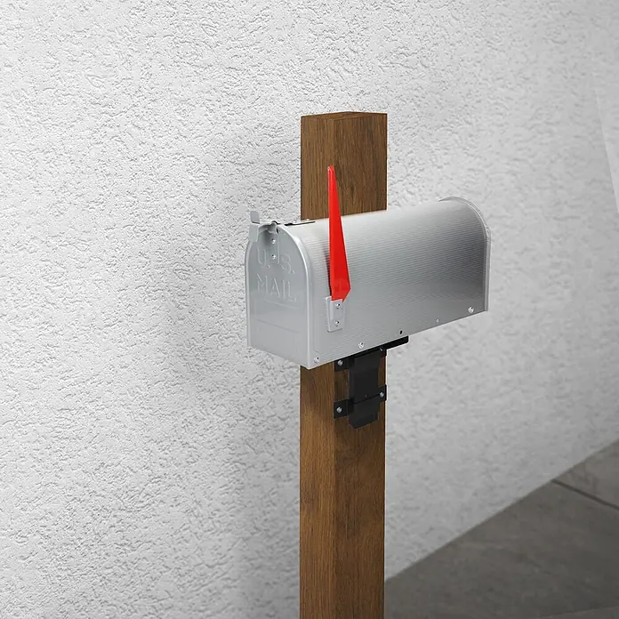 ML-Design Wandbriefkasten Schwarz Metall 24,5x15,5x24cm - L x B x H: 15,5 x 24,5 x 24 cm, Schwarz, Metall - Ein silberner Metallbriefkasten mit hochgezogener roter Flagge ist an einem braunen Holzpfosten montiert.