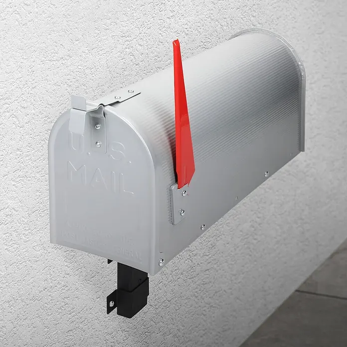 ML-Design Wandbriefkasten Schwarz Metall 24,5x15,5x24cm - L x B x H: 15,5 x 24,5 x 24 cm, Schwarz, Metall - Silberner U.S. Mail Briefkasten mit roter Fahne, an einer Wand montiert.