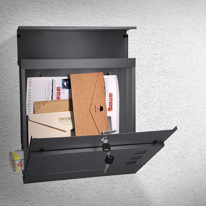 ECD Germany Wandbriefkasten Standbriefkasten mit Zeitungsfach inkl. 2 Schlüssel Stahl - L x B x H: 37 x 10,5 x 36,5 cm, Anthrazit, Metall, Zeitungsfach - Dunkelgrauer Wandbriefkasten, geöffnet mit Briefen und aufgerollter Zeitung darin, Schlüssel hängen am Schloss.
