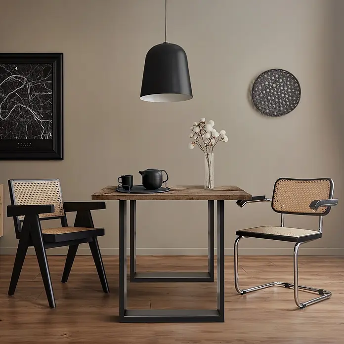 ECD Germany Tischgestell modernes Industriedesign Möbelfüße aus Metall - Stahl - Moderner Essbereich mit Holztisch, zwei Stühlen aus Rattan und Schwarz sowie einer schwarzen Pendelleuchte.