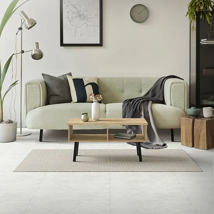 ML-Design Tischgestell 4er Set Tischkufen schräg Möbelfüße und aus Stahl I-Form - Stahl - Ein heller Couchtisch aus Eichenholz mit zwei offenen Fächern und schwarzen Beinen in einem modernen Wohnzimmer.