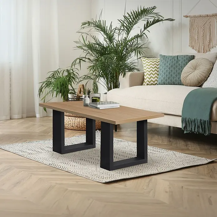 ECD Germany Tischgestell Bankkufen modernes Industriedesign Möbelfüße aus Metall - Stahl - Ein hellbrauner Couchtisch aus Holz mit schwarzen Metallbeinen, auf einem Teppich in einem modernen Wohnzimmer.