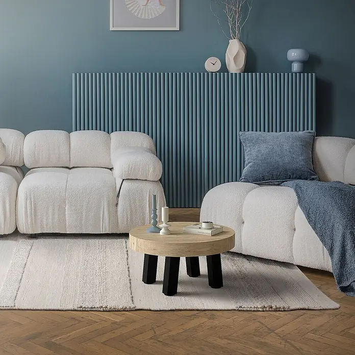 ML-Design Tischgestell Bankkufen I-Design 30cm Schwarz glänzend Möbelbeine 96° Neigung - Stahl - Stilvolles Wohnzimmer mit texturierten weißen Sofas, rundem Holztisch und hellem Teppich vor einer blauen Wandverkleidung.