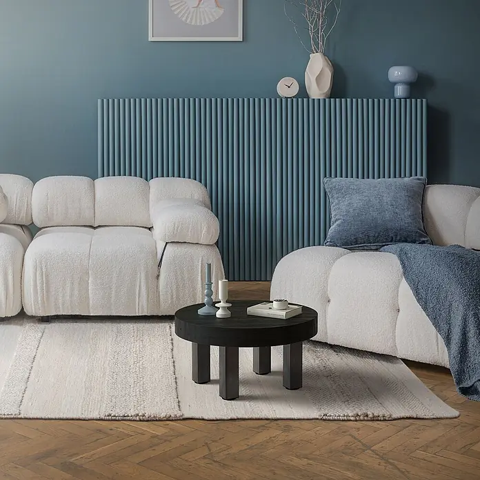 ML-Design Tischgestell 4er Set Bankkufen 30 cm Industrial Möbelbeine für Couchtische Bänke - Stahl - Ein runder, dunkler Couchtisch mit dicken Beinen steht zwischen weißen Sofas auf einem hellen Teppich in einem modernen Wohnzimmer.