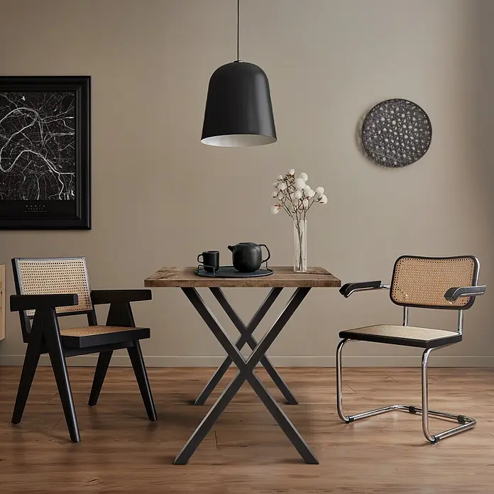 ECD Germany Tischgestell 2x Tischbeine X-Design pulverbeschichtete Stahl Industriedesign - Stahl - Moderner Essbereich mit Holztisch, schwarzem Holz- und Rattan-Stuhl, sowie Chrom- und Rattan-Stuhl. Schwarze Pendelleuchte darüber.