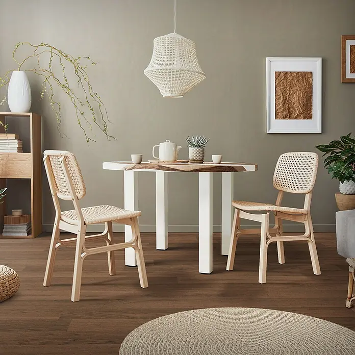 ML-Design Tischgestell 4er Set I-Design 72cm Weiß glänzend Möbelbeine - Stahl - Esstisch mit weißen Beinen und natürlicher Baumkante, umgeben von zwei hellen Holzstühlen mit geflochtenen Rattanlehnen und -sitzen, in einem gemütlichen Essbereich.