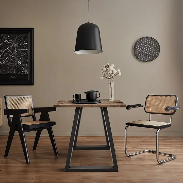 ECD Germany Tischgestell Metall Möbelfüße 60x72 cm Anthrazit Tischuntergestell für Esstisch - Stahl - Ein moderner Esstisch mit rustikaler Holzplatte und dunklen Metallbeinen, in einem zeitgenössischen Essbereich mit Stühlen.