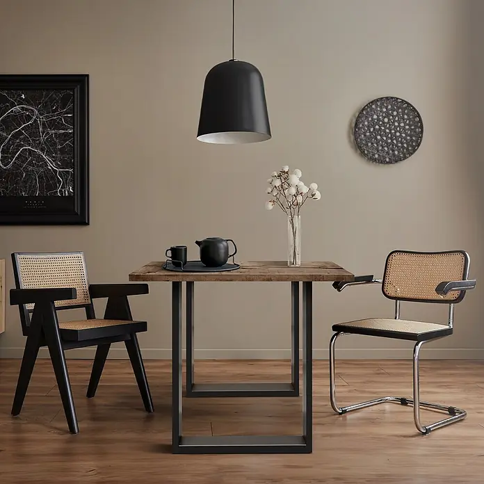 ECD Germany Tischgestell Tischgestell 60x72cm Anthrazit Bankkufen Industriedesign Möbelfüße Metall - Stahl - Essbereich mit Holztisch, zwei Rohrgeflechtstühlen (ein schwarzer, ein verchromter) und einer schwarzen Glockenpendelleuchte.
