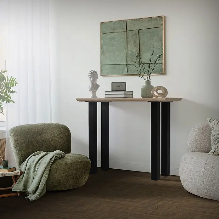 ML-Design Tischgestell 4er Set I-Design 90cm Schwarz glänzend Möbelbeine - Stahl - Eine Konsole mit heller Holzplatte und schwarzen rechteckigen Beinen, dekoriert mit Gegenständen, in einem modernen Wohnzimmer.